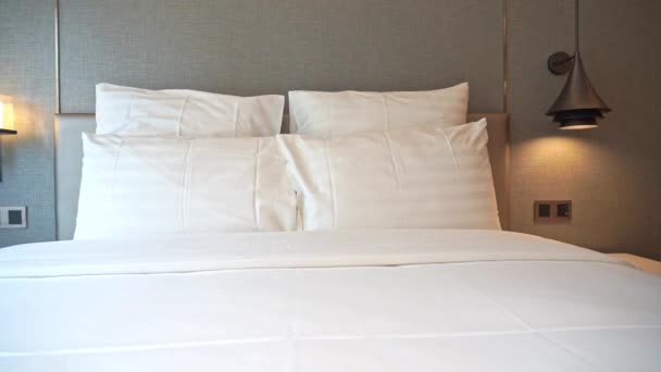 Όμορφη πολυτελή κρεβατοκάμαρα εσωτερικό στο ξενοδοχείο θέρετρο - Πλάνα, βίντεο