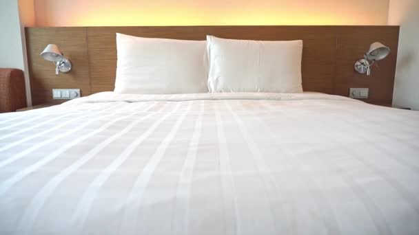 Kaunis ylellinen makuuhuoneen sisustus hotellihuoneessa - Materiaali, video