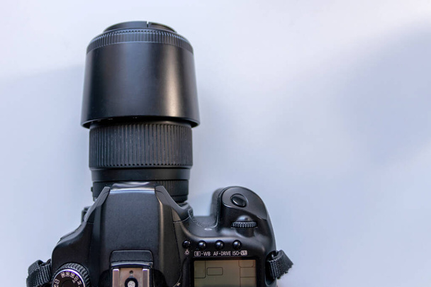 Equipamento de câmera dslr profissional com 70-300 mm tele zoom objetivo com lente de câmera larga em vista macro close-up mostra detalhes de equipamentos fotográficos para fotos de estúdio e fotos de vida selvagem retrato - Foto, Imagem
