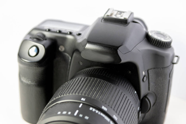 Profesionální vybavení dslr fotoaparátu s objektivem tele zoom 70-300 mm se širokým objektivem kamery v makro zblízka ukazuje detaily fotografického vybavení pro studiové záběry a portrétní fotografie - Fotografie, Obrázek
