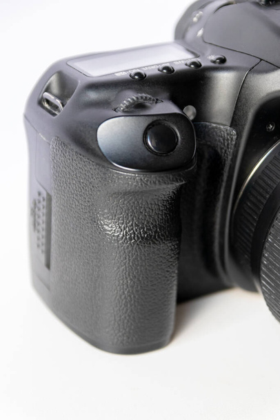 Επαγγελματικός εξοπλισμός φωτογραφικής μηχανής dslr 70-300 mm tele zoom αντικειμενικός με ευρυγώνιο φακό φωτογραφικής μηχανής σε μακροσκοπική προβολή δείχνει λεπτομέρειες φωτογραφικού εξοπλισμού για λήψεις στούντιο και φωτογραφίες άγριας ζωής - Φωτογραφία, εικόνα