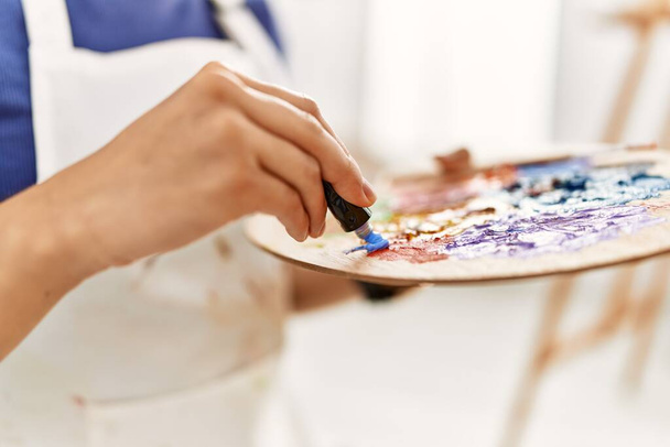 Junge Lateinerin mischt Farbe auf Palette im Kunstatelier - Foto, Bild
