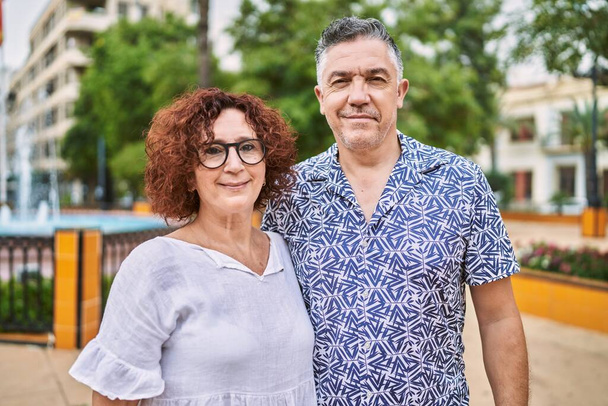 Középkorú spanyol házaspár együtt a szabadban a nyári napon - Fotó, kép