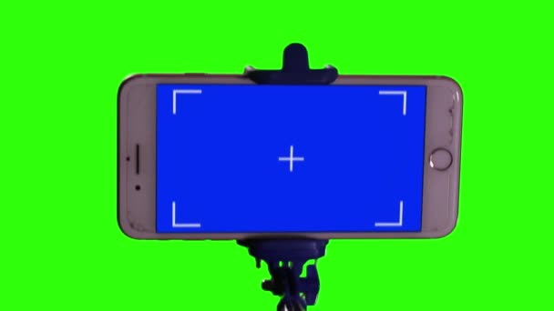Smartphone con Selfie Stick y pantalla azul contra pantalla verde. Primer plano. Puede reemplazar la pantalla verde y la pantalla azul con las imágenes o imágenes que desee. Puede hacerlo con efecto de llave en After Effects o cualquier otro software de edición de video. - Imágenes, Vídeo
