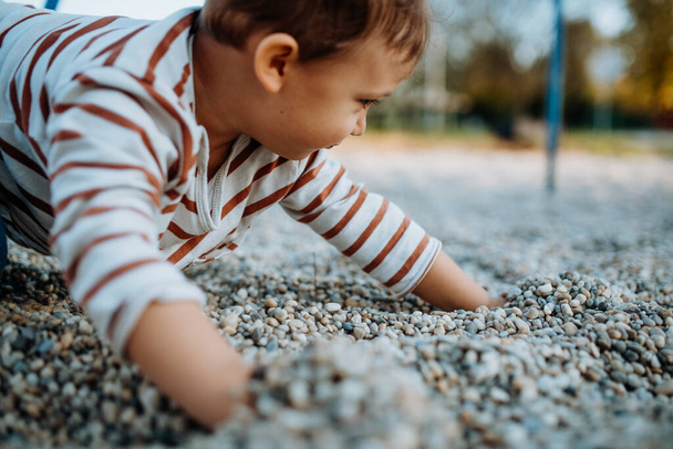A little boy playing on an outdoor playground. - Fotoğraf, Görsel