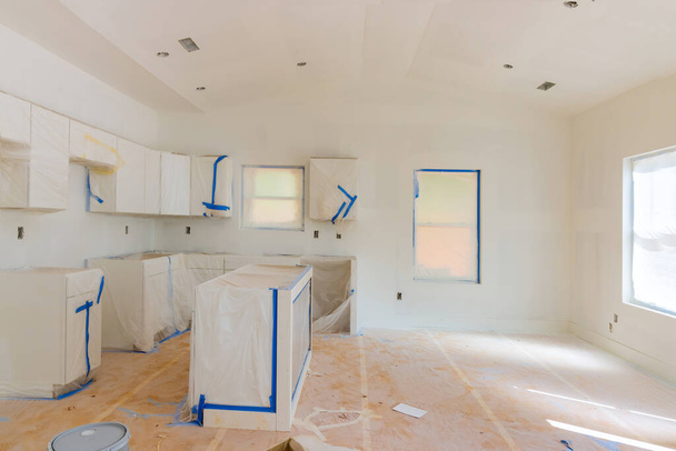 Intérieur de cuisine blanche avec peinture sur mur avec travaux de finition en cours - Photo, image