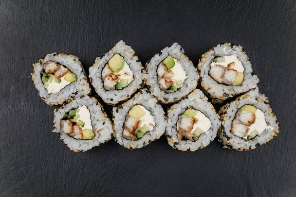sushi roll with salmon, avocado, cucumber and sesame. - Foto, Imagen