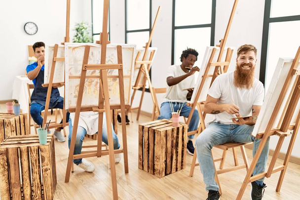 Ομάδα ανθρώπων χαμογελώντας χαρούμενη ζωγραφική στο στούντιο τέχνης. - Φωτογραφία, εικόνα