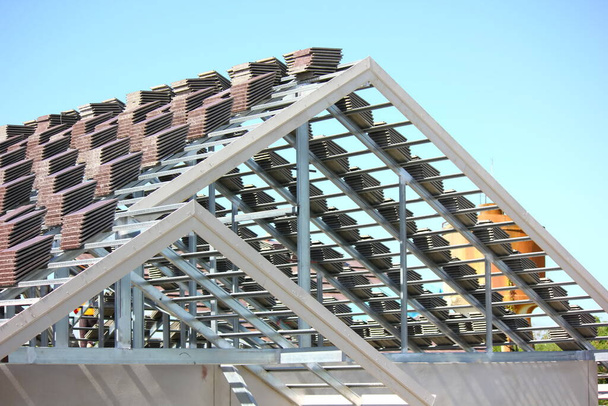 tetőcserép csoport előkészítése tetőszerkezeten acél munkások számára - Fotó, kép