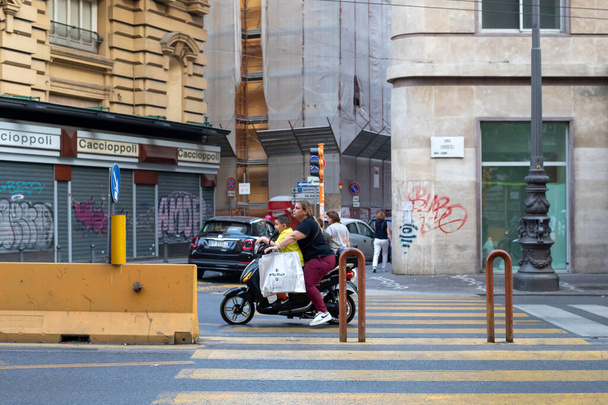 Neapol, Itálie - 25. května 2022: Občané Neapole se rádi pohybují po městě pomocí mopedu jako přednostních dopravních prostředků. - Fotografie, Obrázek
