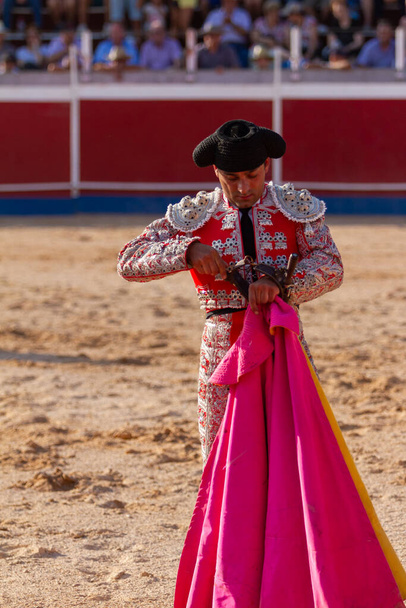 largo tiro de un torero mantener su cuchillo después de la corrida de toros - Foto, imagen