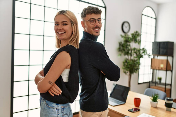 Due imprenditori sorridenti felici con le braccia incrociate gesto in piedi in ufficio. - Foto, immagini