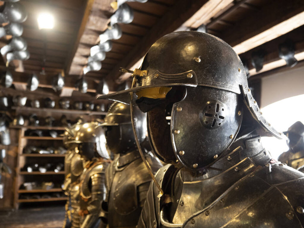 muchos detalles de armaduras de metal de hierro medieval - Foto, Imagen