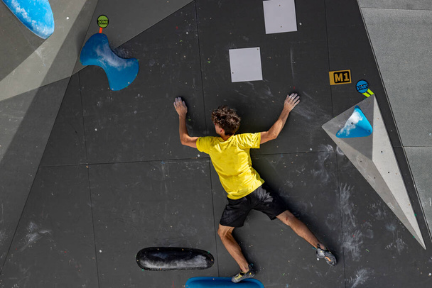 登りだ。マドリード・プラザ・デ・エスパーで開催されたマドリード・ブロック・クライミング・スペイン・カップに登る若い人。登山家だ。オリンピックの練習だ。オリンピック競技。力だ。写真. - 写真・画像