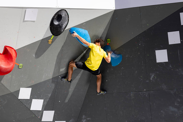 登りだ。マドリード・プラザ・デ・エスパーで開催されたマドリード・ブロック・クライミング・スペイン・カップに登る若い人。登山家だ。オリンピックの練習だ。オリンピック競技。力だ。写真. - 写真・画像