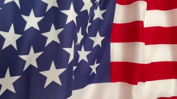 Amerikan bayrağında dalgalanan Americazoom makrosu kumaş bayrağı üzerinde ağır çekim ayrıntıları. Birleşik Devletler bayraklı 1080p Full HD videosunun makro yavaş çekim yatay görüntüsünü yakınlaştır - Video, Çekim