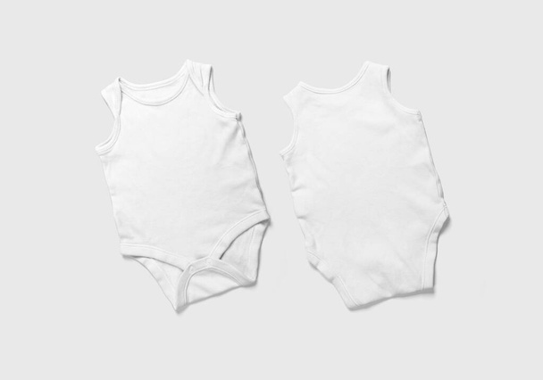 Cuerpo de bebé blanco vacío sin mangas mameluco aislado sobre fondo blanco. Representación 3D. Mock-up. - Foto, imagen