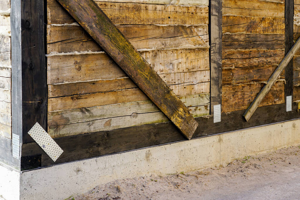 Αποκατάσταση παλιού ξύλινου σπιτιού με τη μέθοδο αποσυναρμολόγησης και συναρμολόγησης, αντικαθιστώντας τα κατεστραμμένα στοιχεία - Φωτογραφία, εικόνα