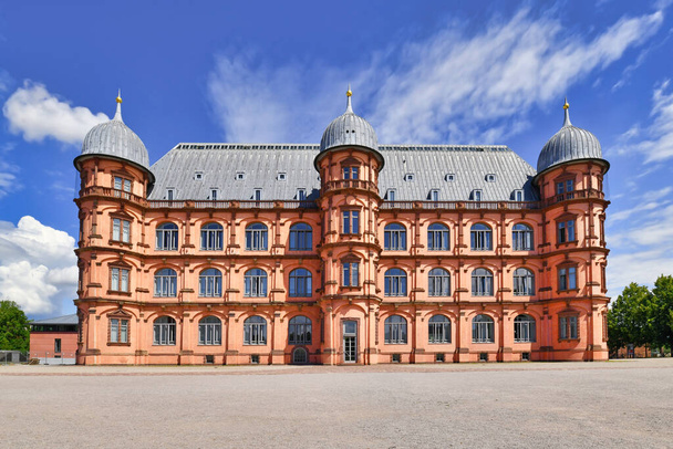 Almanya 'da Karlsruhe şehrinde' Schloss Gottesaue 'adlı bir Rönesans kalesi. Karlsruhe Müzik Üniversitesi Koltuğu - Fotoğraf, Görsel