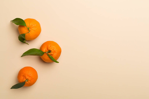 Flat lay with fresh mandarines on color background. Top view. - Foto, imagen