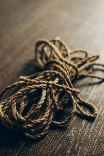 Hnědá tkanina lana pro vázání shibari - Fotografie, Obrázek