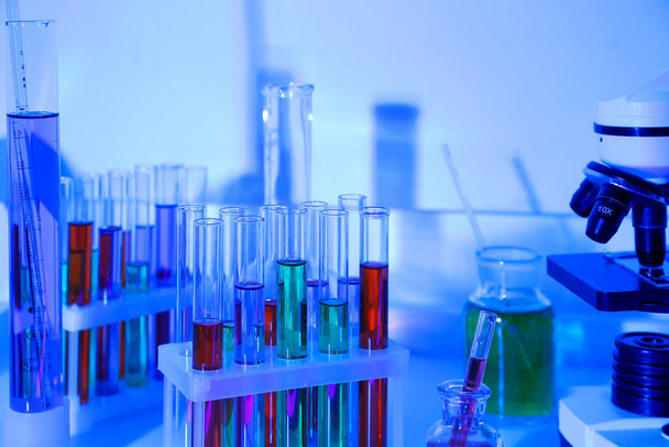 cristalería de laboratorio sobre fondo azul - Foto, Imagen
