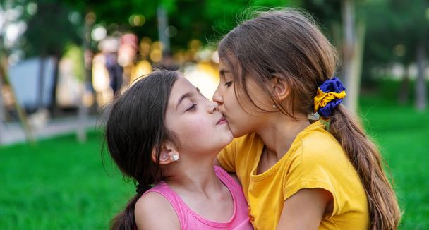 novias niños abrazándose en el park.selective focus.kids - Foto, Imagen