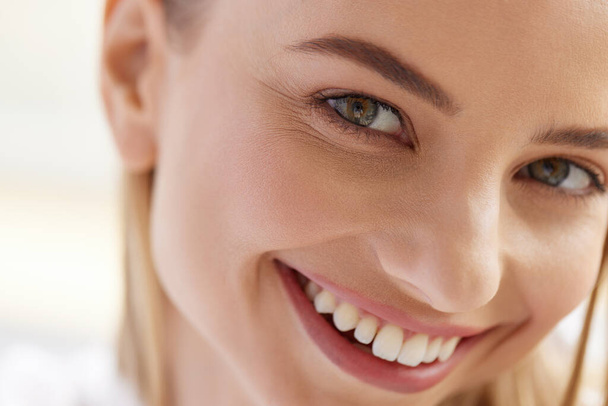 Woman Smile. Closeup Of Beautiful Happy Girl With Perfect Smile, White Teeth Smiling At Camera. Attractive Healthy Young Female With Fresh Natural Face Makeup Indoors. Dental Care Concept - 写真・画像