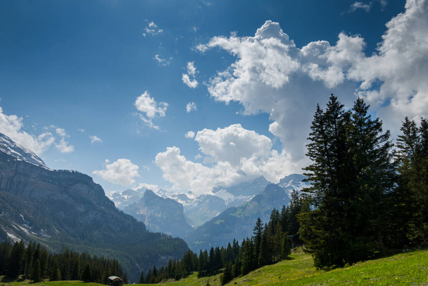 壮大なスイスアルプス。山の峰や湖。信じられない山の風景 - 写真・画像