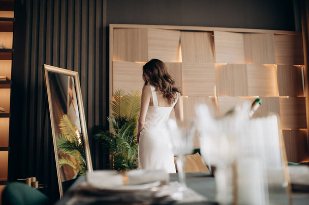 chica joven probándose un vestido de novia delante de un espejo - Foto, imagen