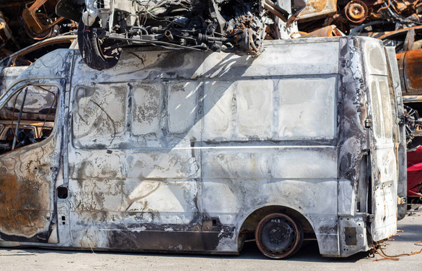 Autó Irpenben. Kijev régió, Ukrajna. Oroszország Ukrajna háború. Temető autók Irpin, következményei az invázió az orosz hadsereg Ukrajnában. A civil lakosság lerombolt autói - Fotó, kép