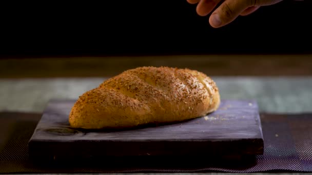 Video orizzontale di un pane di segale, crusca di grano, video sui social media che mostra una mano che tiene un pezzo di pane appena sfornato. - Filmati, video