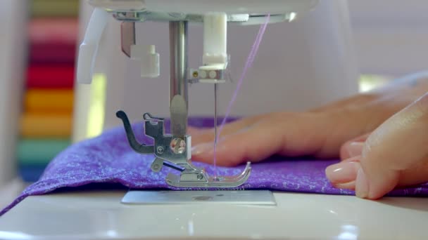 4k värikäs lähikuva kuvamateriaalia tyttö ompelee violetti lila vaatteita. Opiskelija räätälöidä suunnittelija kesälomilla luoda kierrätetty tuote. Vastuullinen kulutus, käsintehty luova tekstiilien kierrätys - Materiaali, video
