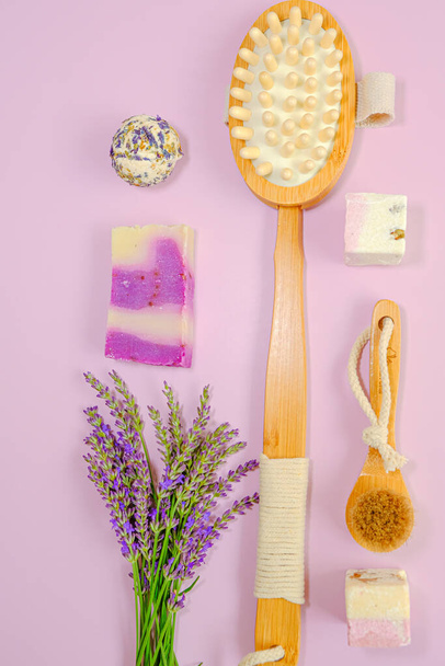 Lavendelseife. Kosmetikset mit Lavendelextrakt. Badeseife und Trüffel sowie natürliche Borstenpinsel und Lavendelblüten. Körperkosmetik mit Lavendelduft  - Foto, Bild
