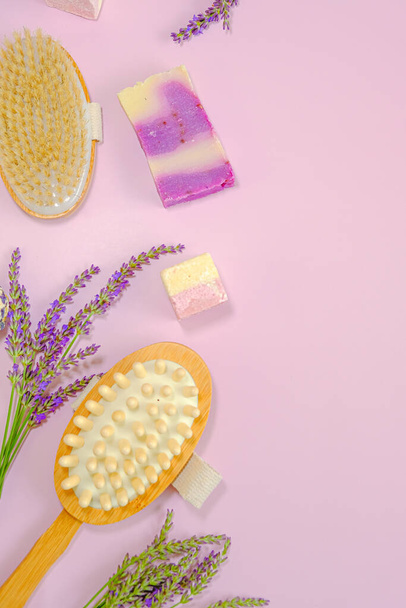 Lavendelzeep. Cosmetische spa set met lavendel extract.Lavendel badzeep en truffels op een roze achtergrond. Aromatherapie en spa met lavendelextract. - Foto, afbeelding