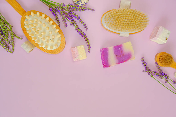 Lavendelzeep. badzeep en truffels en natuurlijke borstels en lavendelbloemen. Aromatherapie en spa met lavendelextract. Lichaamscosmetica met lavendelgeur  - Foto, afbeelding