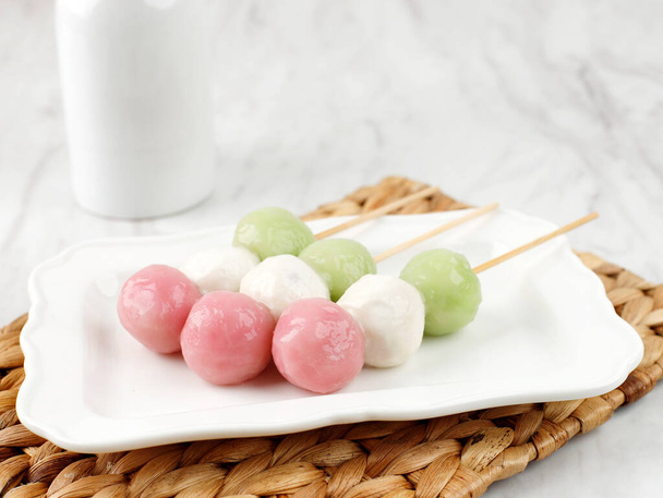Sanshoku Dango, gnocchi giapponesi a tre colori con bianco, rosa e verde - Foto, immagini
