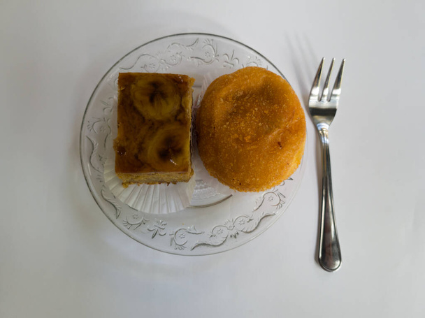 Przekąska na krokiety ziemniaczane i czekoladowy chleb bananowy na talerzu na białym tle - Zdjęcie, obraz