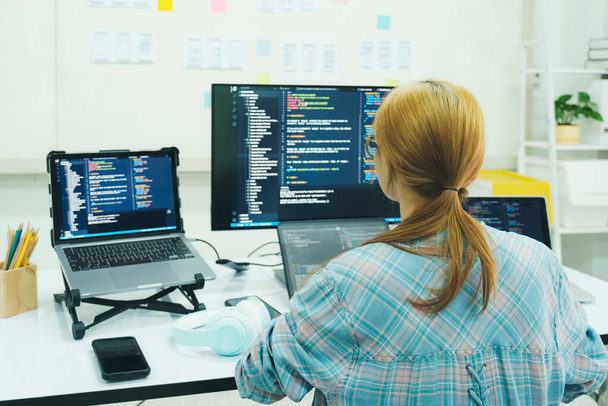 Programátor je kódovací a programovací software. podnikatelka pracující na počítači v kanceláři. - Fotografie, Obrázek