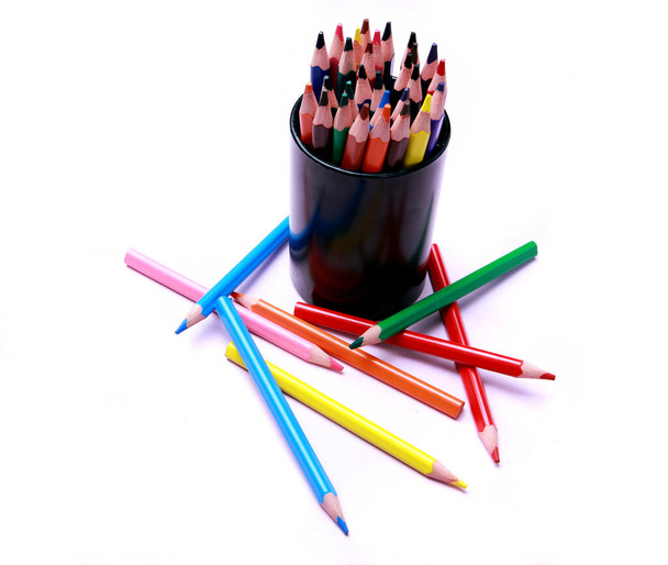 крупним планом фото різних дерев'яних кольорових олівців, художніх шкільних приладдя. ізольовані на студійному фоні з копіювальним простором
. - Фото, зображення
