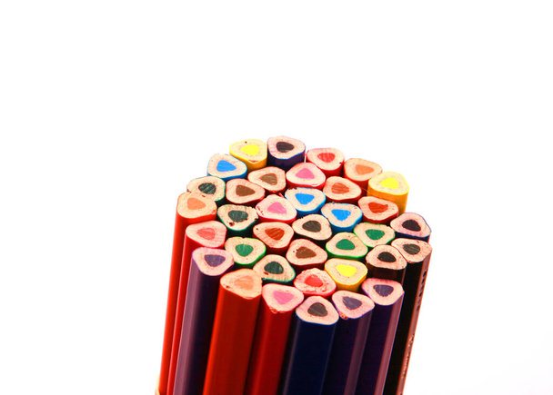 крупним планом фото різних дерев'яних кольорових олівців, художніх шкільних приладдя. ізольовані на студійному фоні з копіювальним простором
. - Фото, зображення