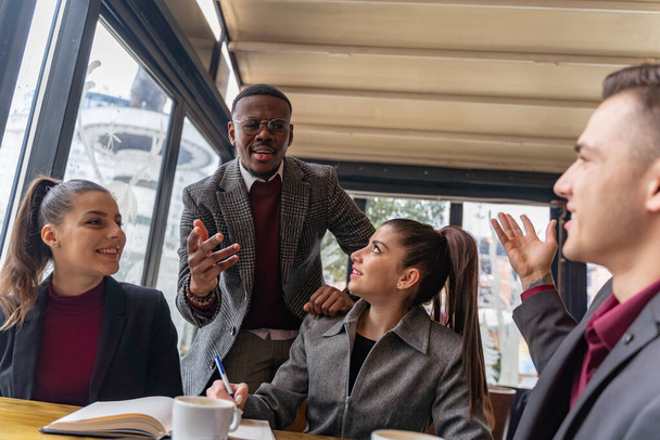 Groep multiraciale zakenmensen bespreekt hun bedrijfsplannen en ideeën - Foto, afbeelding