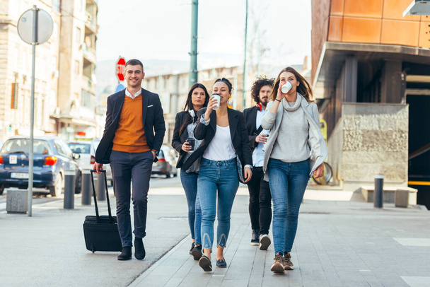 Ystävät Sitoutuminen, ryhmä monikansallisia ystäviä kävelemässä kaduilla puhumassa toisilleen ja hymyilemässä - Valokuva, kuva