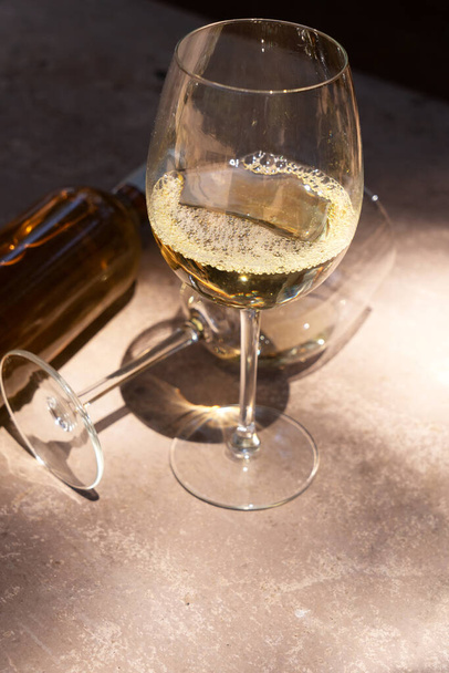 white wine in glasses and bottle of wine - Фото, зображення