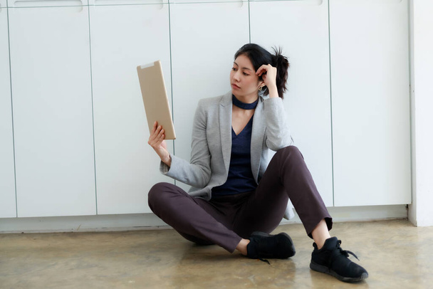 Πορτρέτο του freelance έξυπνες γυναίκες των επιχειρήσεων και tablet στο χέρι κάθεται στο σύγχρονο γραφείο, πορτρέτο και να χαλαρώσετε στυλ έννοια, - Φωτογραφία, εικόνα