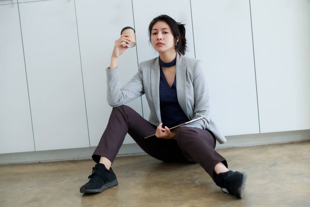 Retrato de mujeres de negocios inteligentes independientes y tableta en la mano con café relajarse sentado en la oficina moderna, retrato y relajarse concepto de estilo, - Foto, imagen