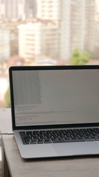 Ένα φορητό υπολογιστή στο τραπεζάκι του καφέ με ενεργοποιημένη την κατανεμημένη επίθεση άρνησης υπηρεσίας - Φωτογραφία, εικόνα