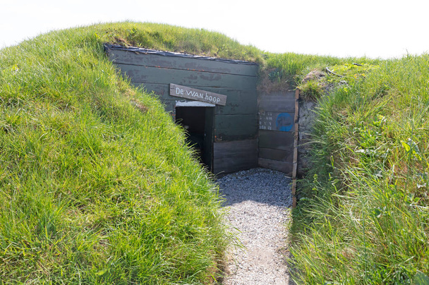 Bejárat egy régi bunkerbe a második világháborúból, amit a hollandok és a németek használtak. - Fotó, kép
