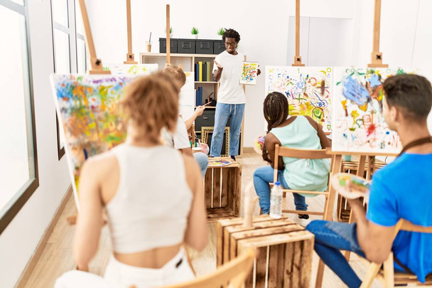 Группа людей, улыбающихся счастливому рисунку в классе рисования в художественной студии. - Фото, изображение