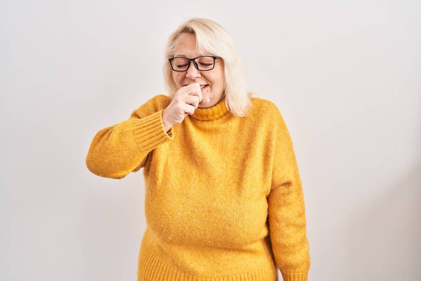 Белая женщина средних лет в очках, стоящих на заднем плане, чувствует себя нездоровой и кашляет как симптом простуды или бронхита. концепция здравоохранения.  - Фото, изображение
